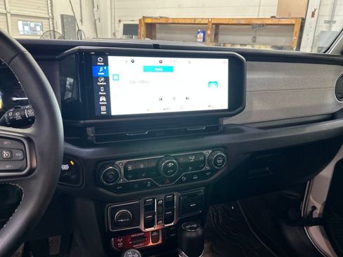 Used 2024 Jeep Wrangler Unlimited image 6