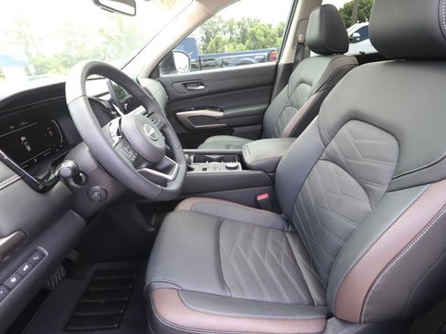 Used 2025 Nissan Pathfinder Platinum w/ Black Appearance Package AWD/4WD image 2