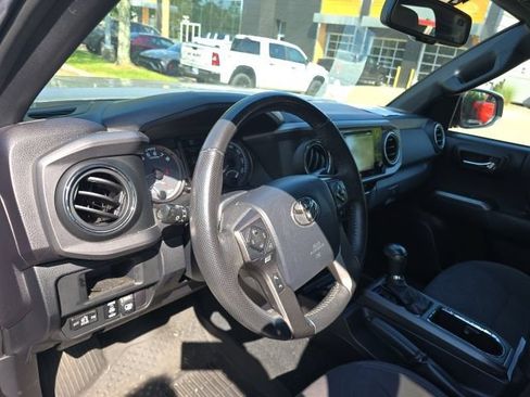 Used 2017 Toyota Tacoma TRD Off-Road AWD/4WD image 14