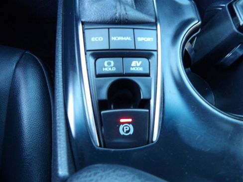 Used 2020 Toyota Camry SE w/ Sunroof Package image 27