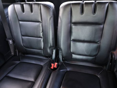 Used 2018 Ford Explorer XLT w/ Equipment Group 202A AWD/4WD image 17