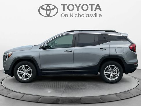 Used 2023 GMC Terrain SLE w/ Driver Convenience Package FWD image 2