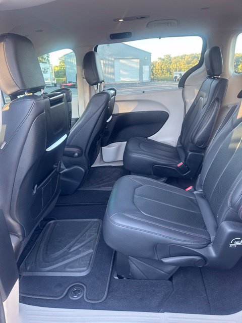 Used 2018 Chrysler Pacifica Touring-L Plus w/ Advanced Safetytec Group FWD image 13
