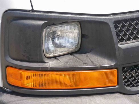 Used 2015 Chevrolet Express 2500 RWD image 4