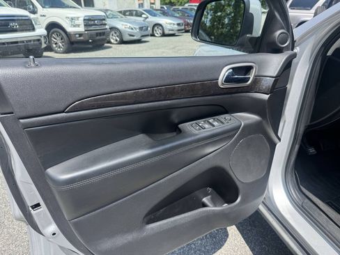 Used 2012 Jeep Grand Cherokee Laredo AWD/4WD image 19
