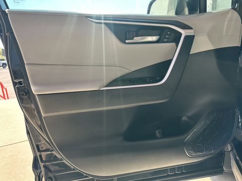 Used 2020 Toyota RAV4 XLE Premium image 10