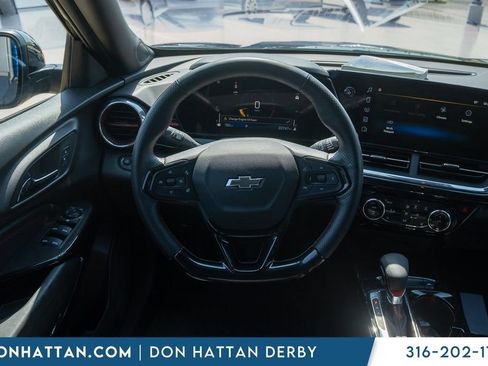 Used 2025 Chevrolet Trax RS FWD image 5
