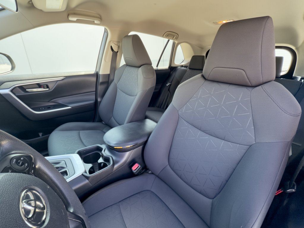 Used 2021 Toyota RAV4 XLE FWD image 5