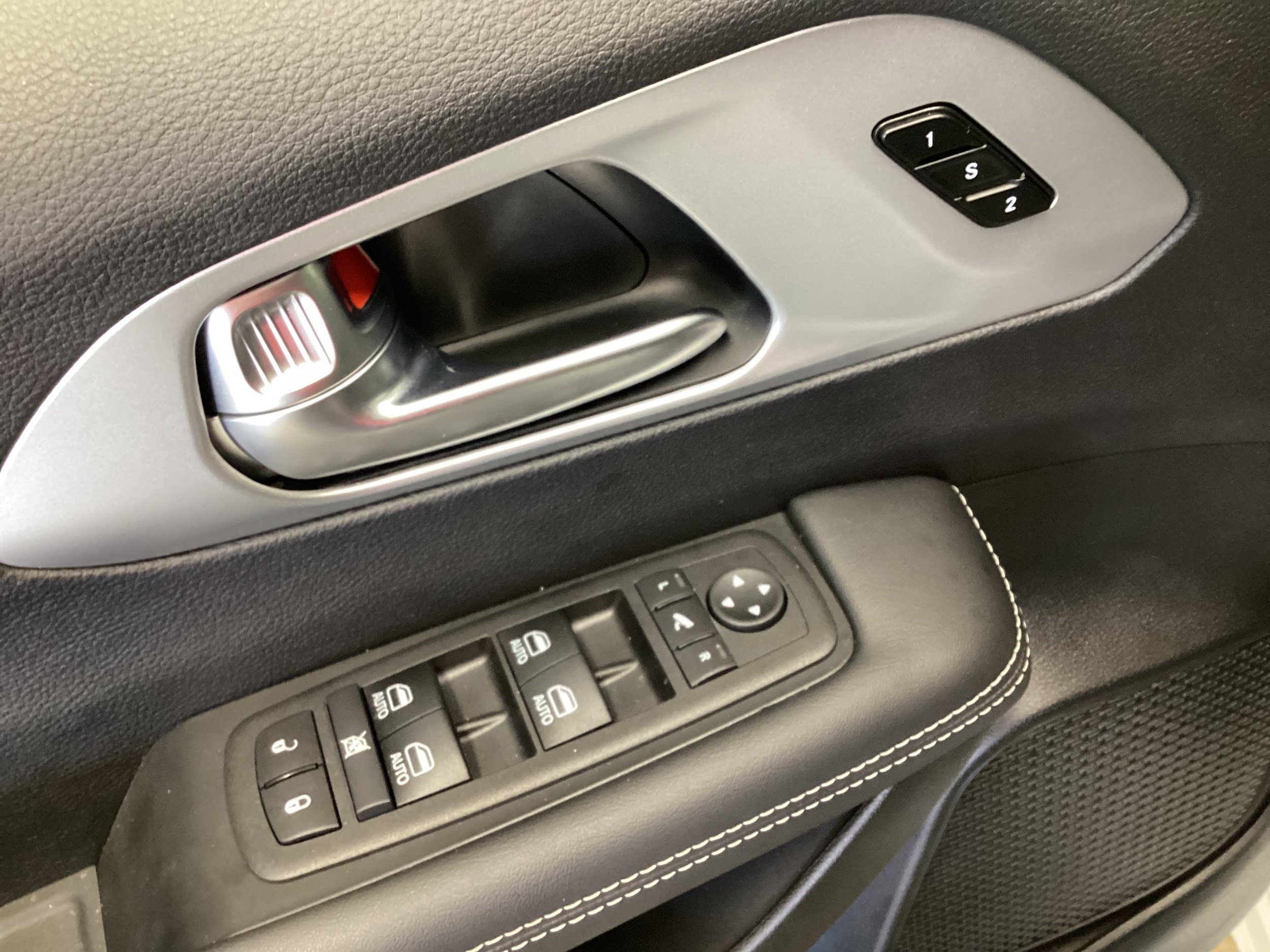 Used 2025 Chrysler Pacifica Limited FWD image 14