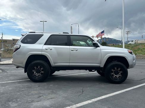 Used 2019 Toyota 4Runner SR5 AWD/4WD image 8