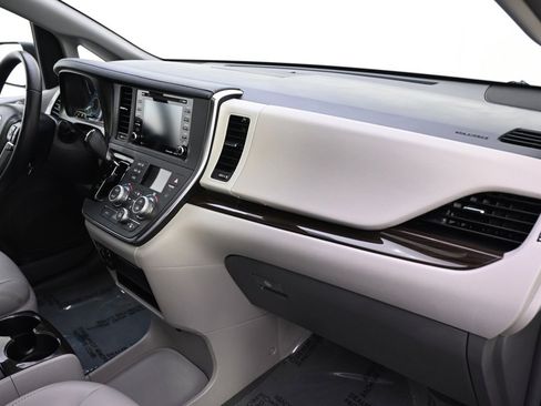 Used 2019 Toyota Sienna XLE image 13