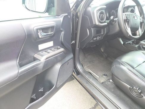 Used 2019 Toyota Tacoma TRD Off-Road AWD/4WD image 13