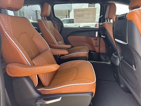 New 2026 Chrysler Pacifica Pinnacle image 10
