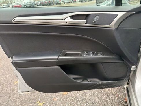 Used 2019 Ford Fusion SE image 17