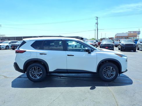 Used 2023 Nissan Rogue S AWD/4WD image 2