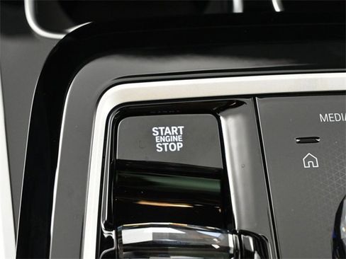 New 2026 BMW 750e xDrive w/ Premium Package image 32