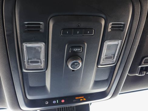 Used 2024 GMC Yukon XL SLT image 29