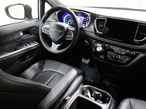 New 2026 Chrysler Pacifica Select image 20