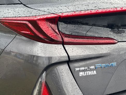 Used 2017 Toyota Prius Prime Advanced image 28