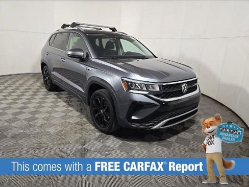 Used 2023 Volkswagen Taos SE w/ Panoramic Sunroof Package AWD/4WD image 2