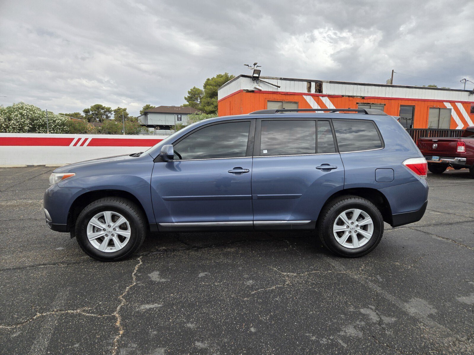 Used 2013 Toyota Highlander Plus FWD image 2