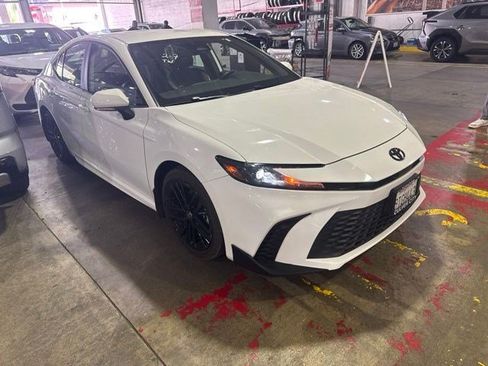 Used 2025 Toyota Camry SE w/ Convenience Package FWD image 3