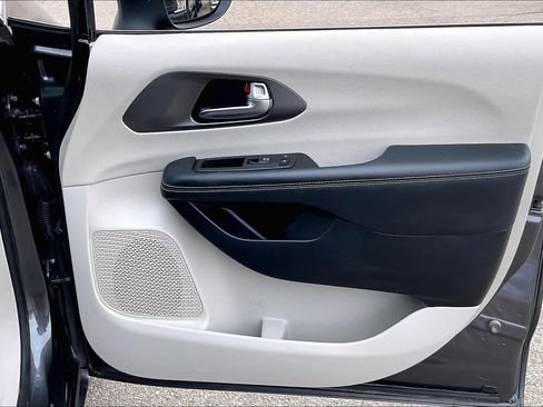 Used 2023 Chrysler Pacifica Touring-L image 22