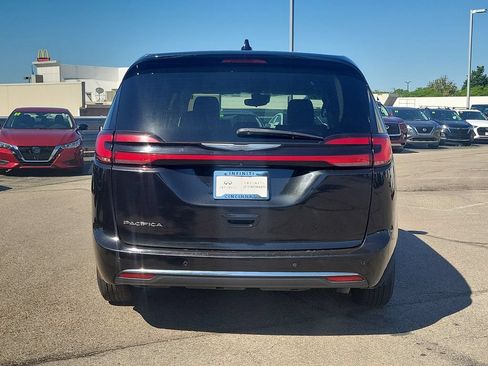Used 2023 Chrysler Pacifica Touring-L FWD image 4
