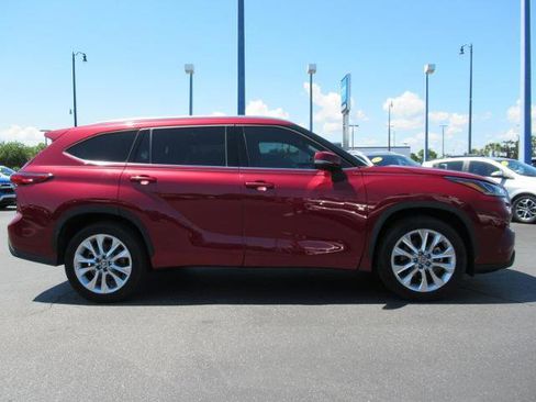 Used 2021 Toyota Highlander Limited FWD image 4