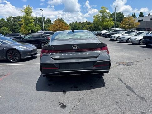 Used 2024 Hyundai Elantra SE FWD image 4