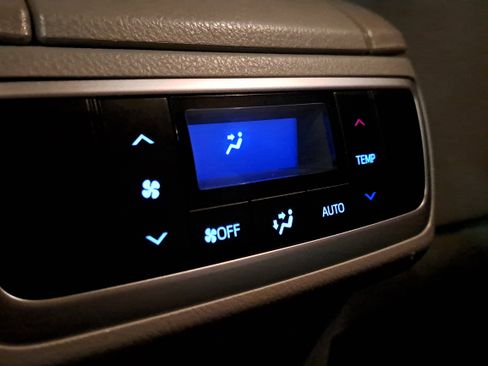 Certified 2018 Toyota Highlander Plus w/ Carpet Mat Package (TMS) image 14