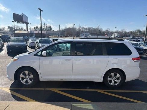 Used 2013 Toyota Sienna LE w/ Towing Pkg FWD image 3