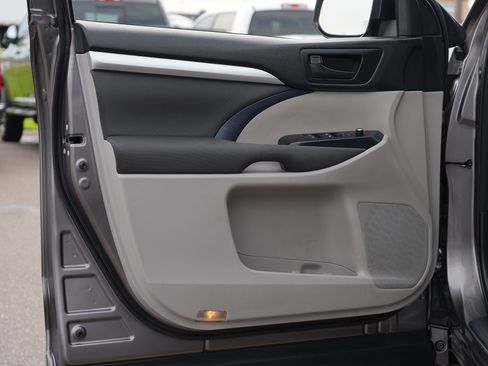 Used 2017 Toyota Highlander LE w/ Carpet Mat Package AWD/4WD image 14
