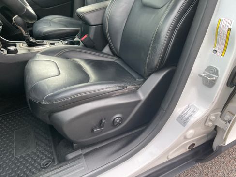 Used 2015 Jeep Cherokee Latitude w/ Cold Weather Group AWD/4WD image 13