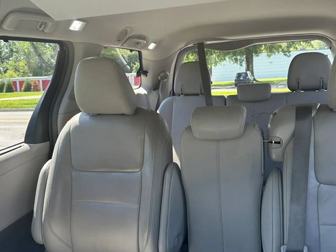 Used 2018 Toyota Sienna XLE Premium FWD image 20