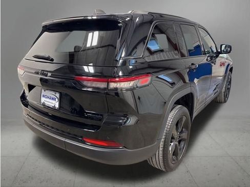 Used 2023 Jeep Grand Cherokee Limited w/ Black Appearance Package AWD/4WD image 5