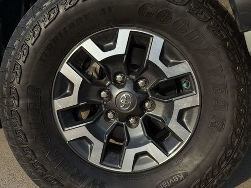 Used 2022 Toyota Tacoma TRD Off-Road AWD/4WD image 10