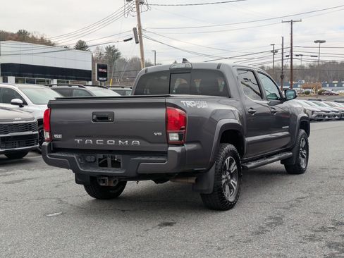 Used 2019 Toyota Tacoma TRD Sport image 4