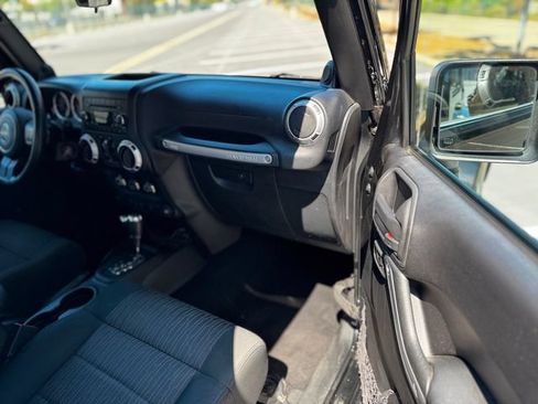 Used 2012 Jeep Wrangler Unlimited Sahara AWD/4WD image 39