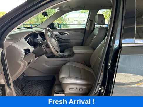 Used 2019 Chevrolet Traverse LT w/ LT Premium Package FWD image 2