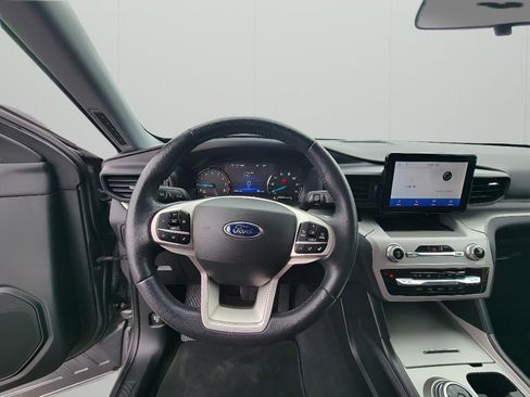 Used 2022 Ford Explorer XLT image 12