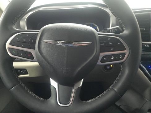 Used 2023 Chrysler Pacifica Touring-L image 24