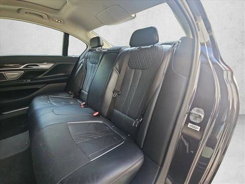 Used 2022 BMW 740i w/ Premium Package image 17