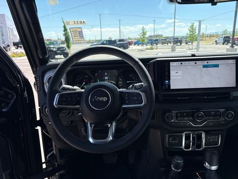 Used 2025 Jeep Wrangler Unlimited Sahara AWD/4WD image 15