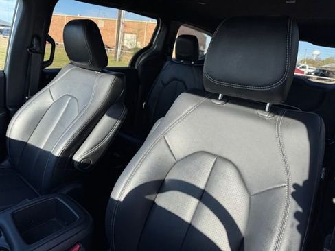 Used 2025 Chrysler Voyager LX image 11