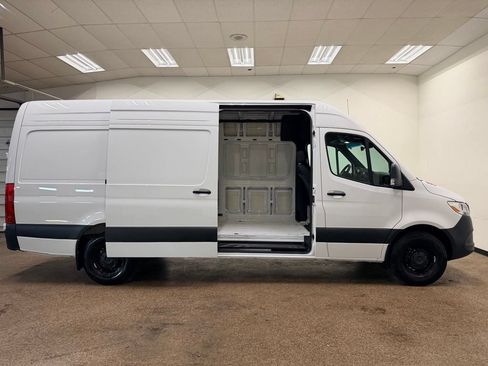 Used 2025 Mercedes-Benz Sprinter 2500 image 8