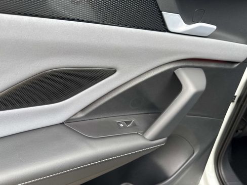 Used 2025 Volkswagen Tiguan SE image 7