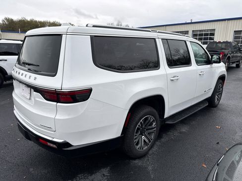 Used 2023 Jeep Wagoneer L Series II image 3