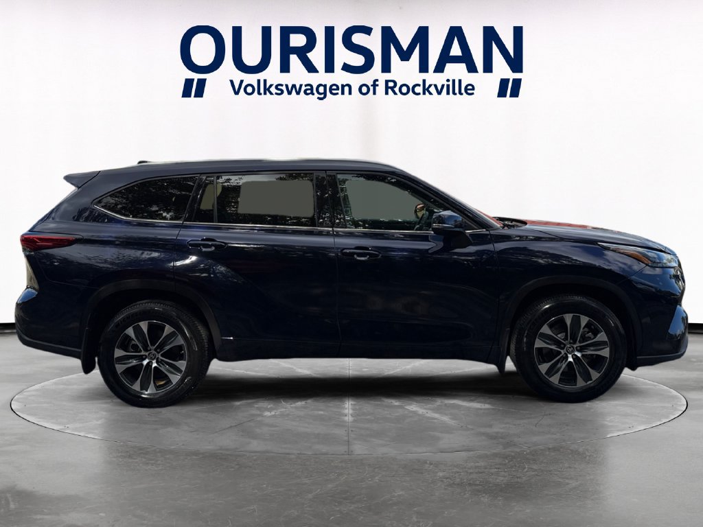 Used 2022 Toyota Highlander XLE AWD/4WD image 7