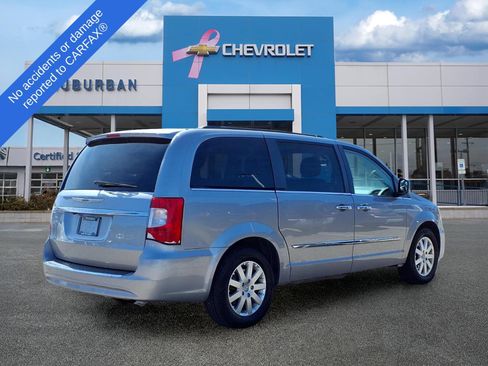 Used 2016 Chrysler Town & Country Touring w/ Driver Convenience Group FWD image 4